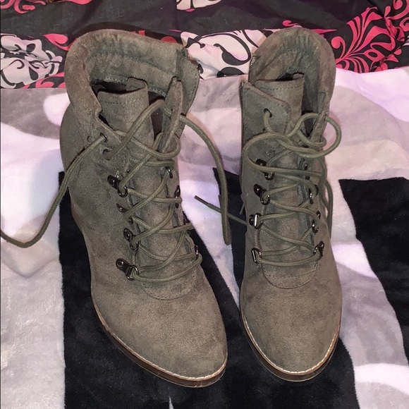 Olive green boots - Picture 1 of 3